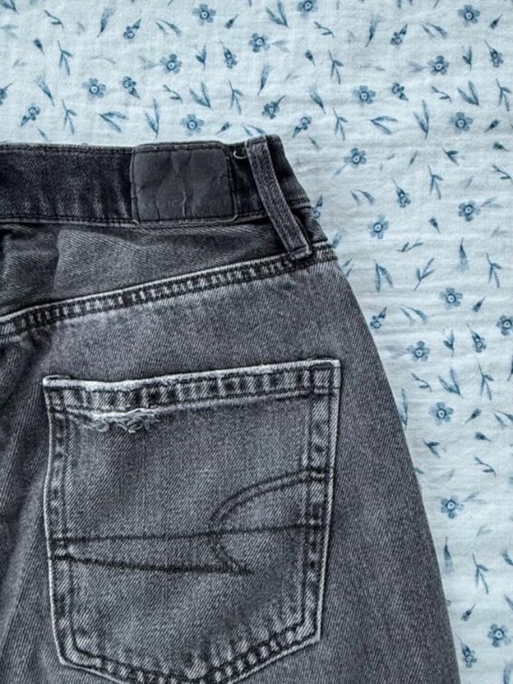 AMERICAN EAGLE HIGHEST-RISE 90'S BOYFRIEND RIPPED JEAN
